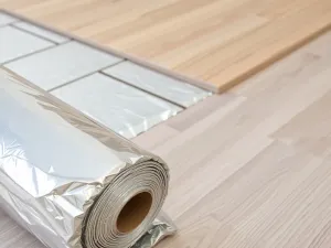 Podkład pod panele z folią aluminiową: jak układać krok po kroku?