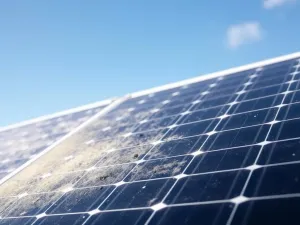 Czy panele fotowoltaiczne trzeba myć? Odpowiedzi na najważniejsze pytania